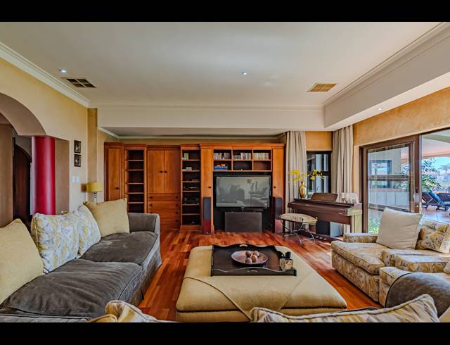 6 BEDROOM HOUSE FOR SALE IN PECANWOOD ESTATE
